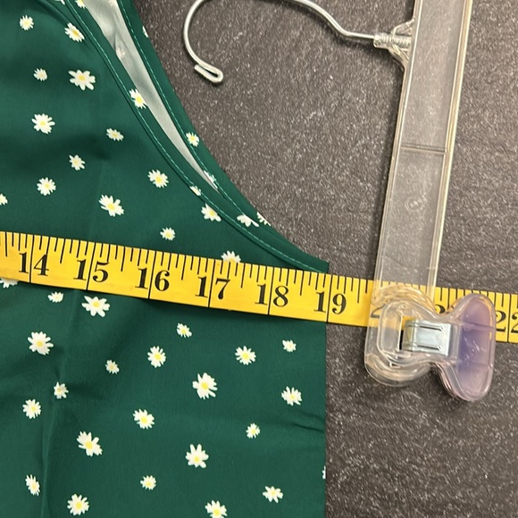 Pretty green print top - Picture 6 of 8